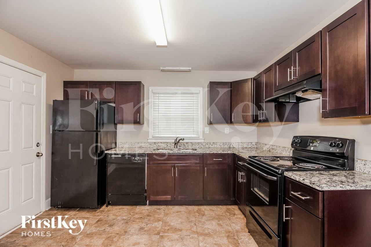 1421 Waddell St - Photo 5 of 15