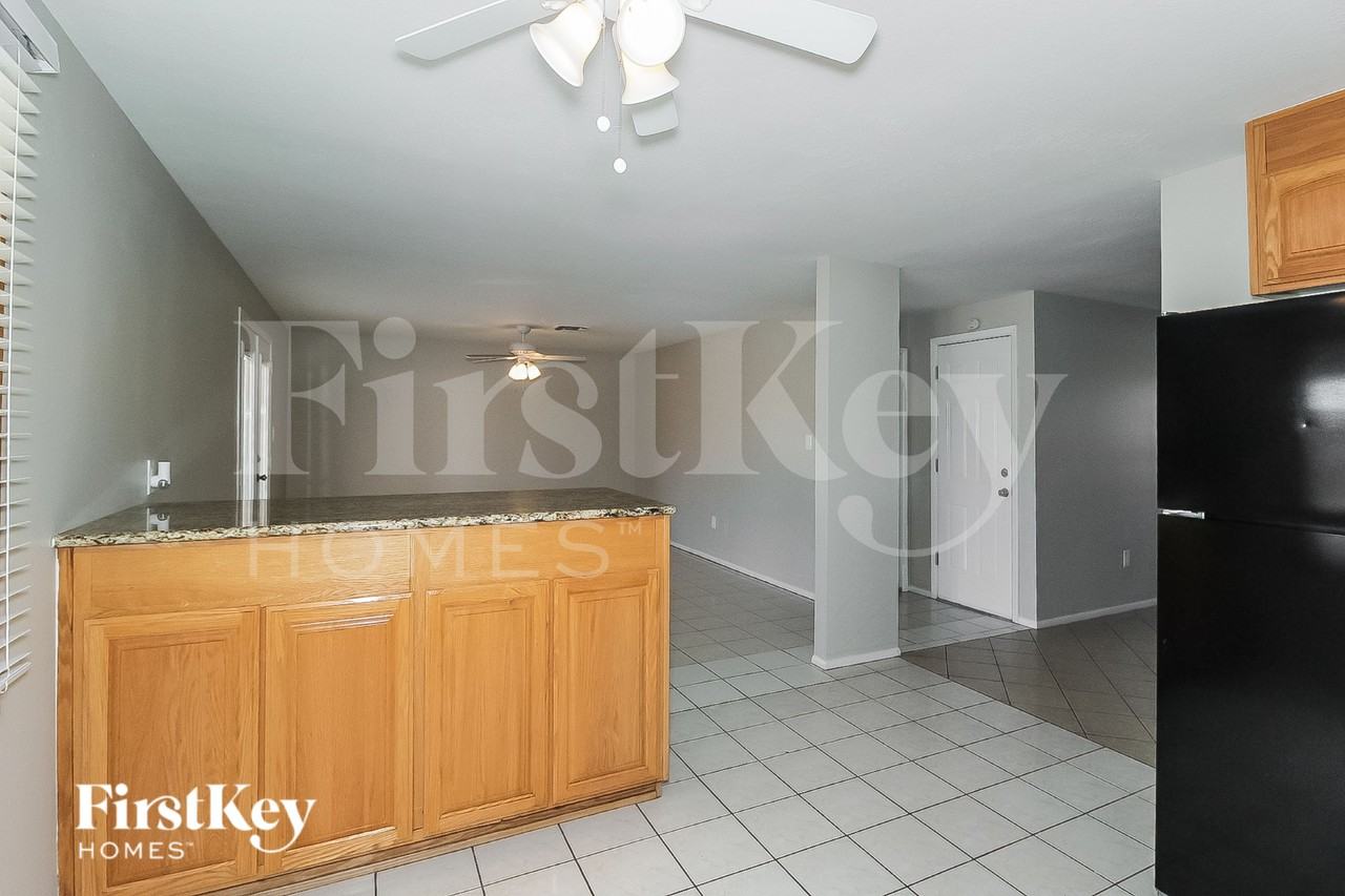 13633 N 20th Ln - Photo 4 of 15