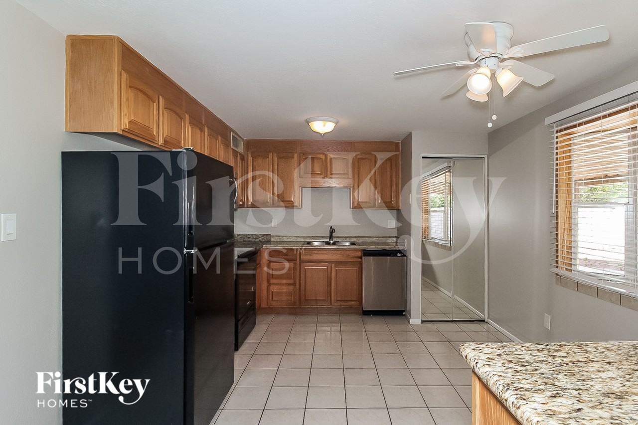 13633 N 20th Ln - Photo 6 of 15