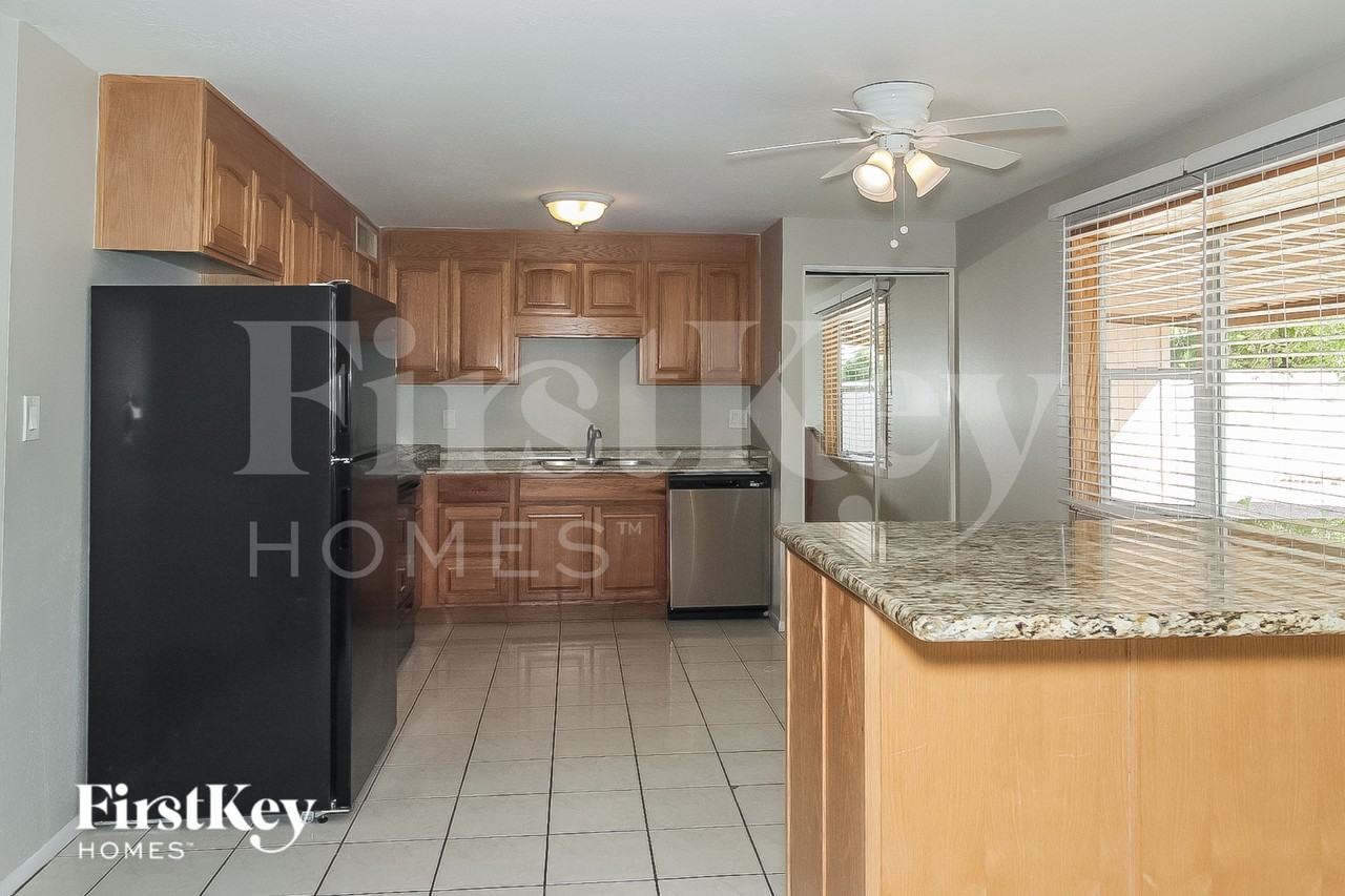 13633 N 20th Ln - Photo 7 of 15