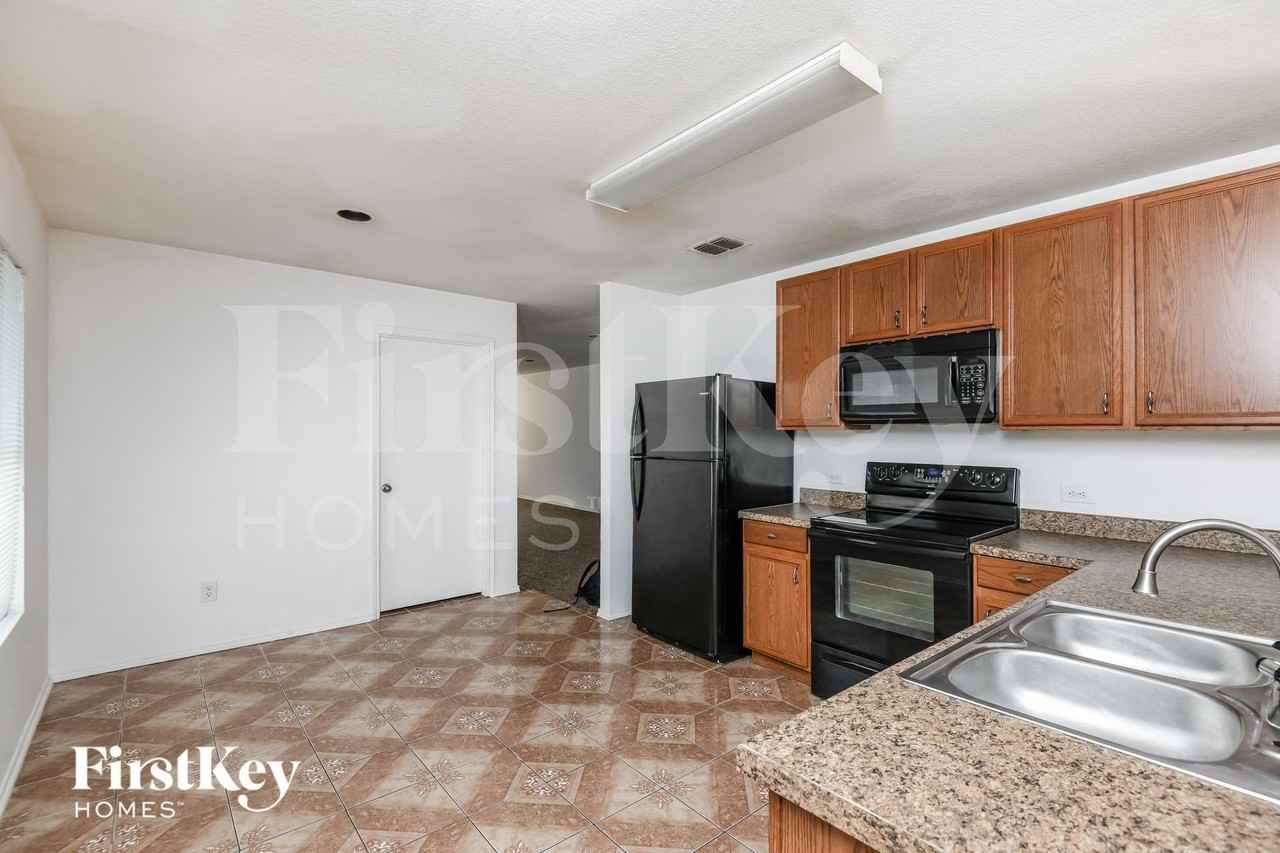 1317 Castle Ridge Rd - Photo 5 of 15