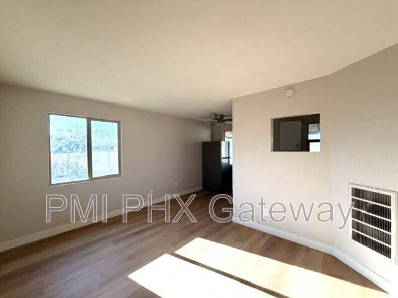 145 E Stewart St - Photo 3 of 10