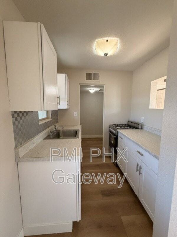 145 E Stewart St - Photo 4 of 10