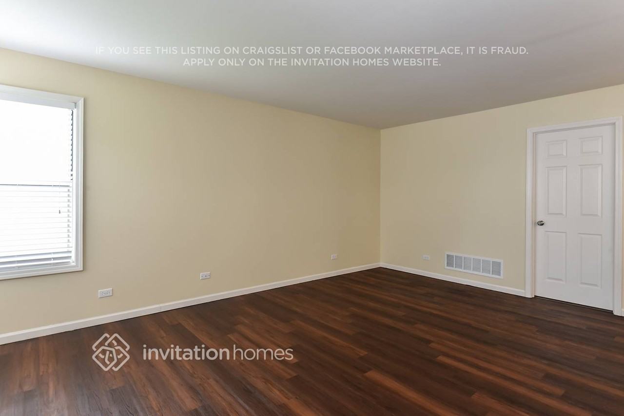 2499 Deerfield Dr - Photo 3 of 17
