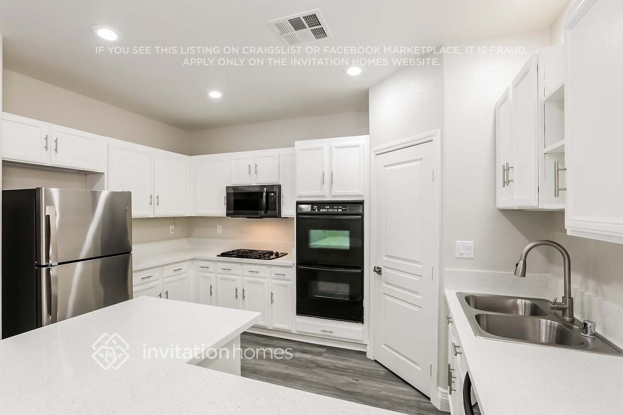 9378 Fort Defiance Ave - Photo 4 of 13