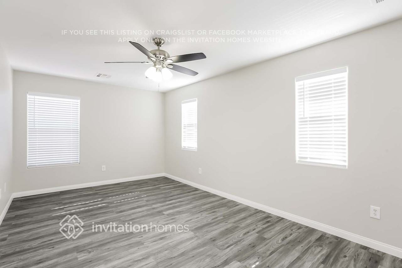 9378 Fort Defiance Ave - Photo 6 of 13