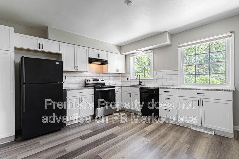 3910 E 123rd Ter #B - Photo 3 of 11