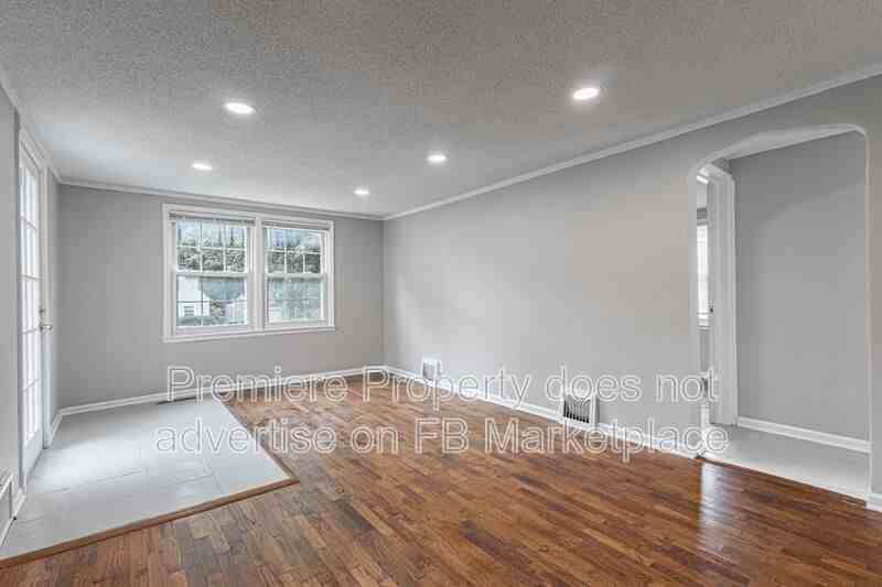 7826 Summit St - Photo 2 of 15