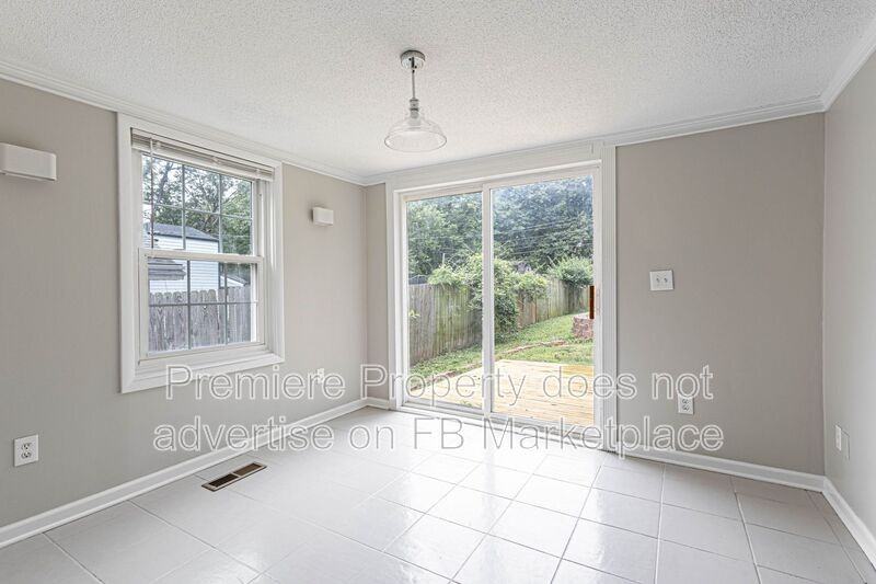 7826 Summit St - Photo 6 of 15