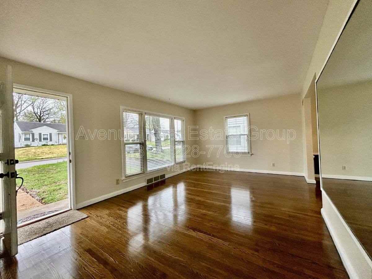 7105 Circleview Dr - Photo 2 of 10