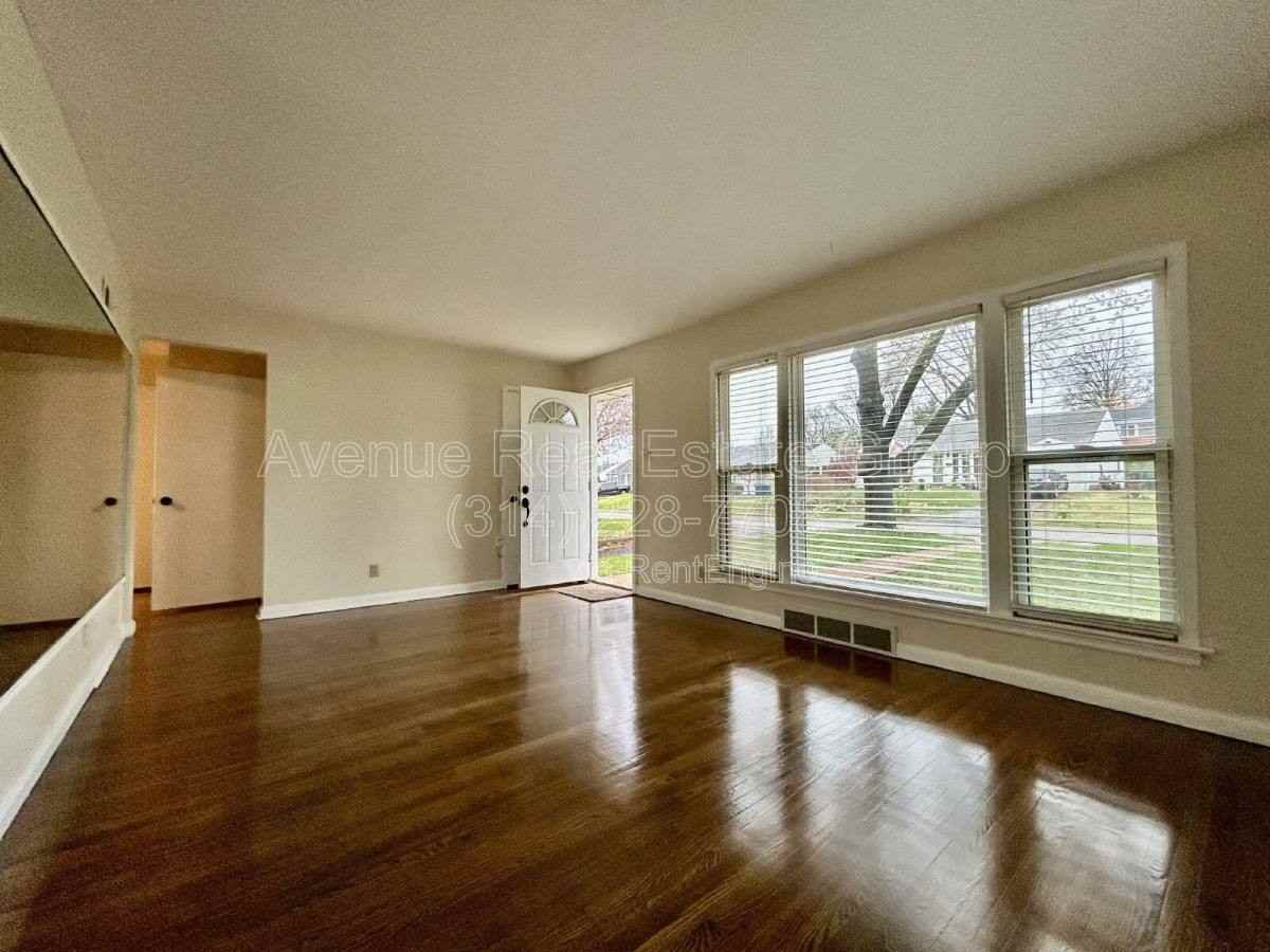 7105 Circleview Dr - Photo 3 of 10