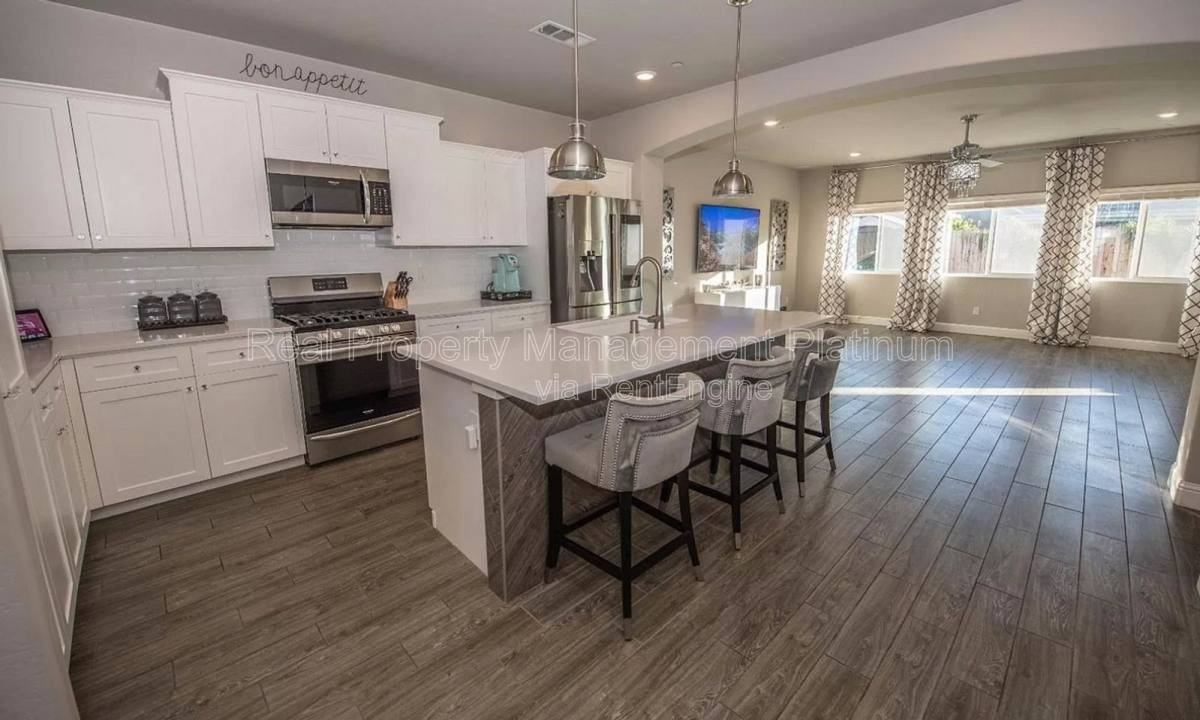 6191 E Fedora Ave - Photo 3 of 10