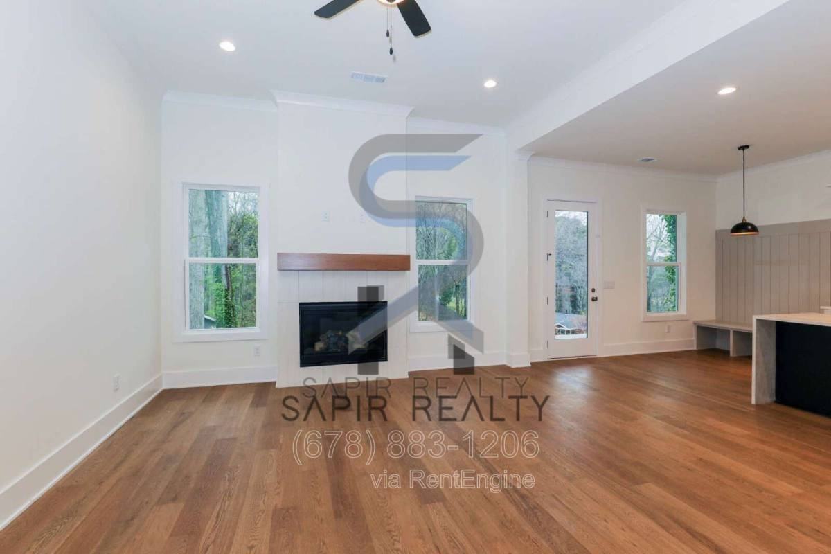3374 Lee Dr - Photo 2 of 10