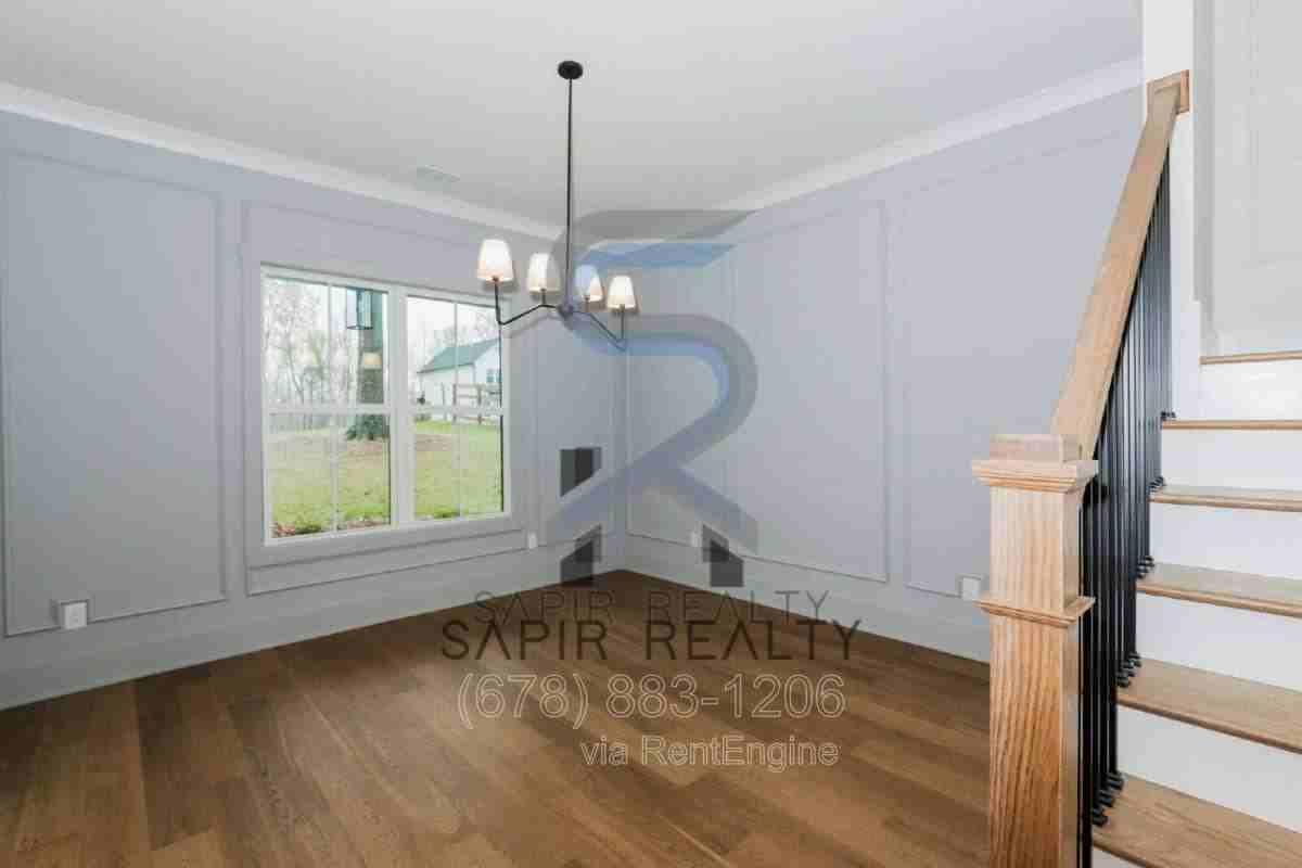 3374 Lee Dr - Photo 3 of 10
