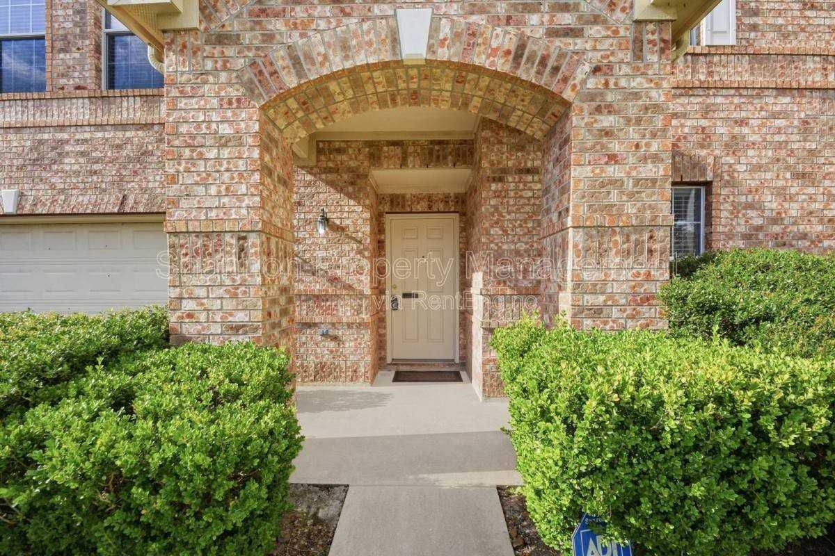 526 Remington Lodge Ct - Photo 3 of 10