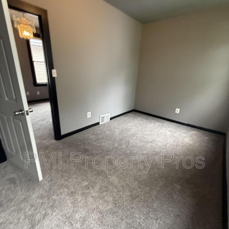 3127 W Garfield Ave - Photo 2 of 10