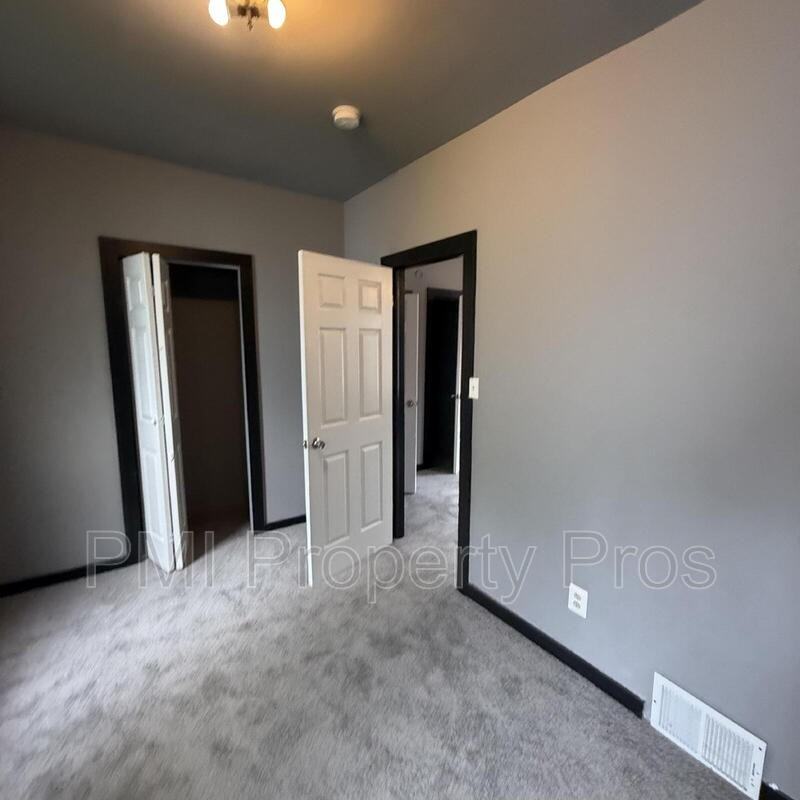 3127 W Garfield Ave - Photo 3 of 10