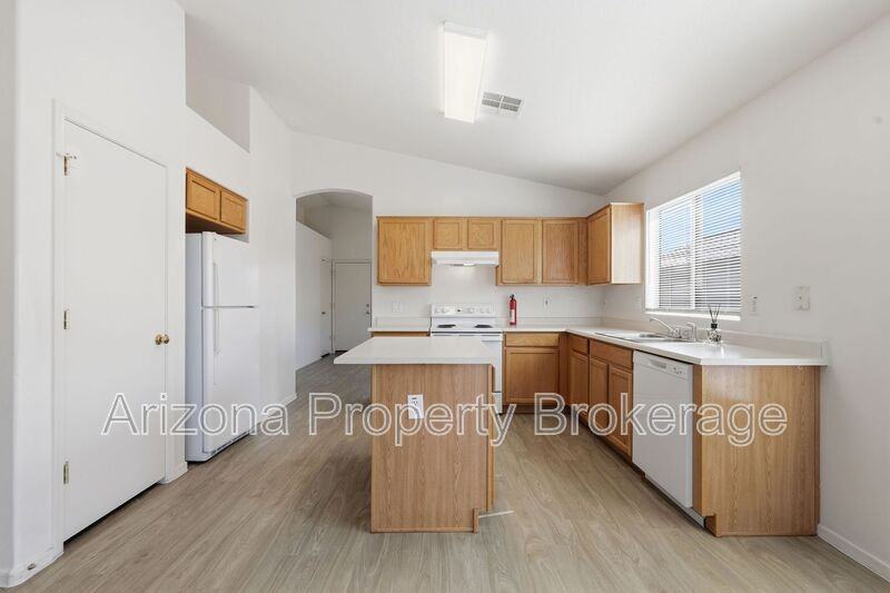14823 W Redfield Rd - Photo 7 of 28