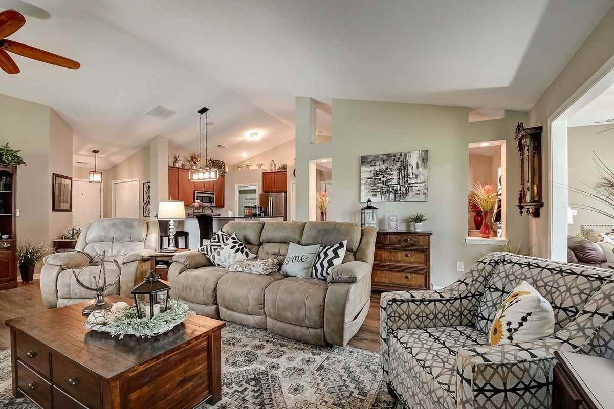 15884 Brixton Dr - Photo 3 of 18