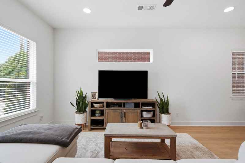 2817 Stanley Ave - Photo 6 of 31