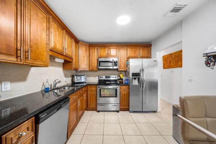 795 Southeast 17th Street - Photo 4 of 8
