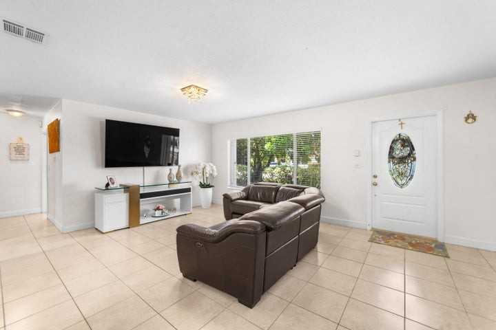 795 Southeast 17th Street - Photo 7 of 8