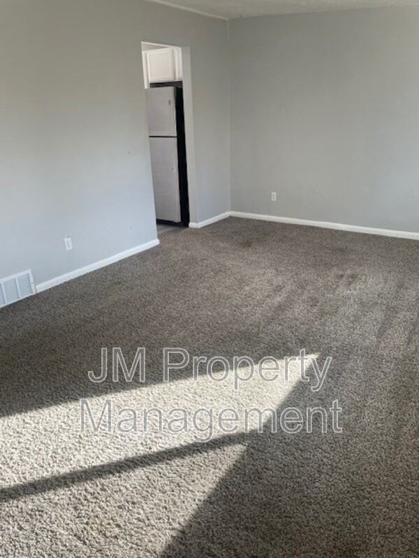 3138 W Dakota Ave - Photo 2 of 6