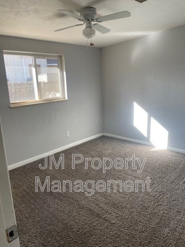 3138 W Dakota Ave - Photo 4 of 6