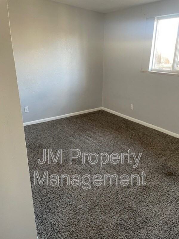 3138 W Dakota Ave - Photo 5 of 6
