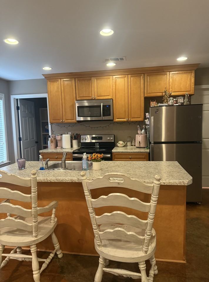 3570 Spottswood Ave - Photo 6 of 11