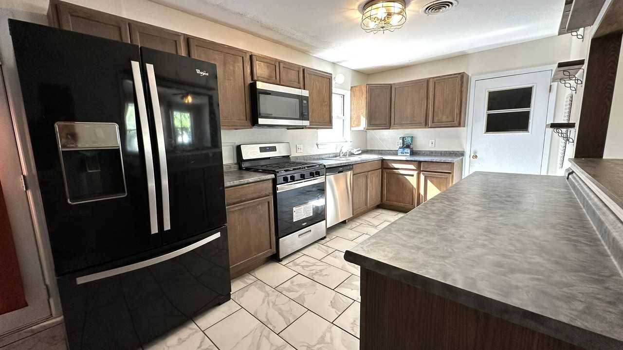 1102 S 27th St - Photo 3 of 12