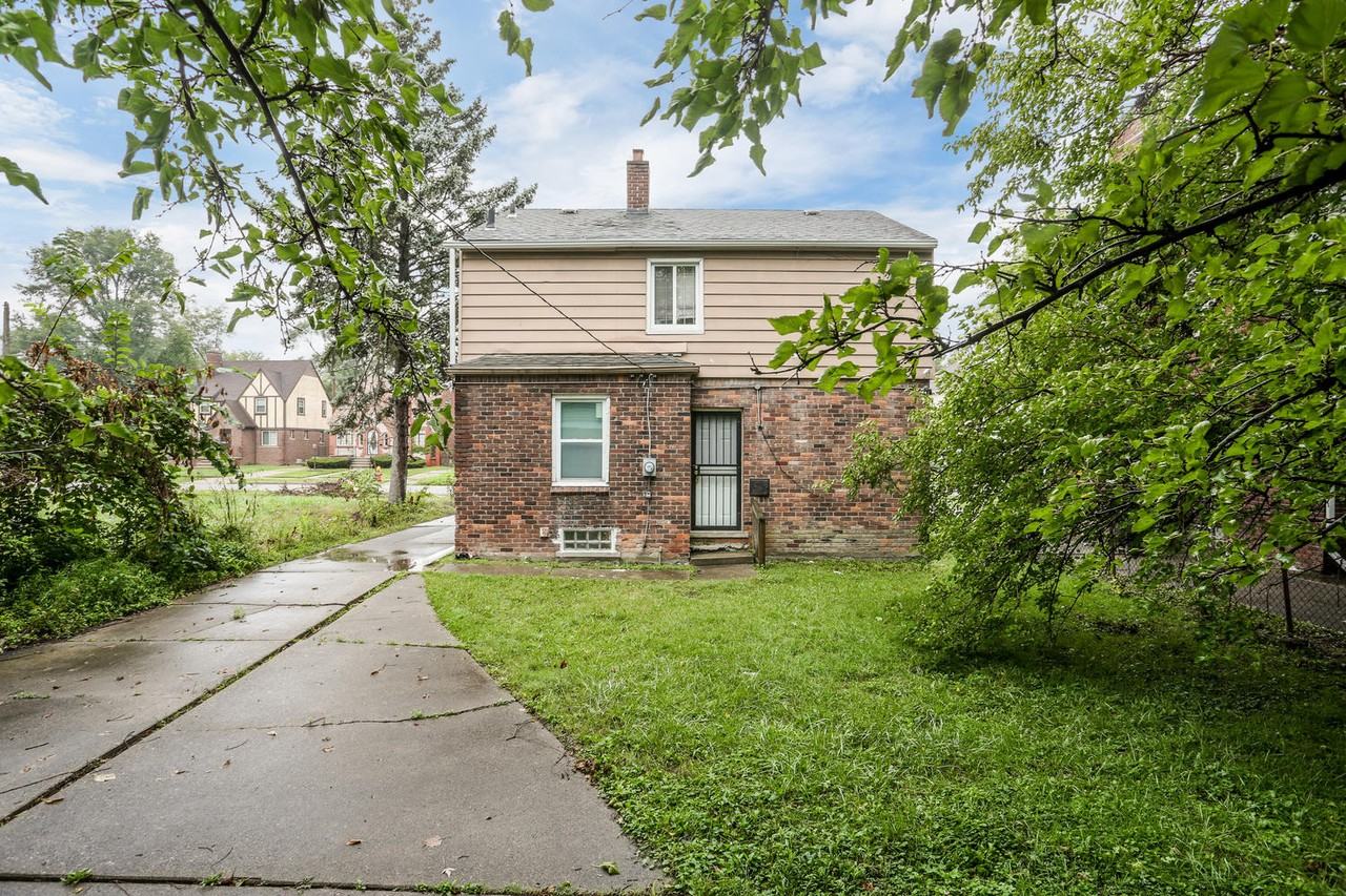 4374 Devonshire Rd - Photo 3 of 16