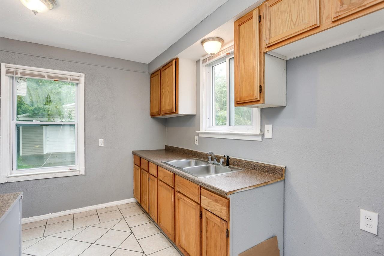 4374 Devonshire Rd - Photo 5 of 16