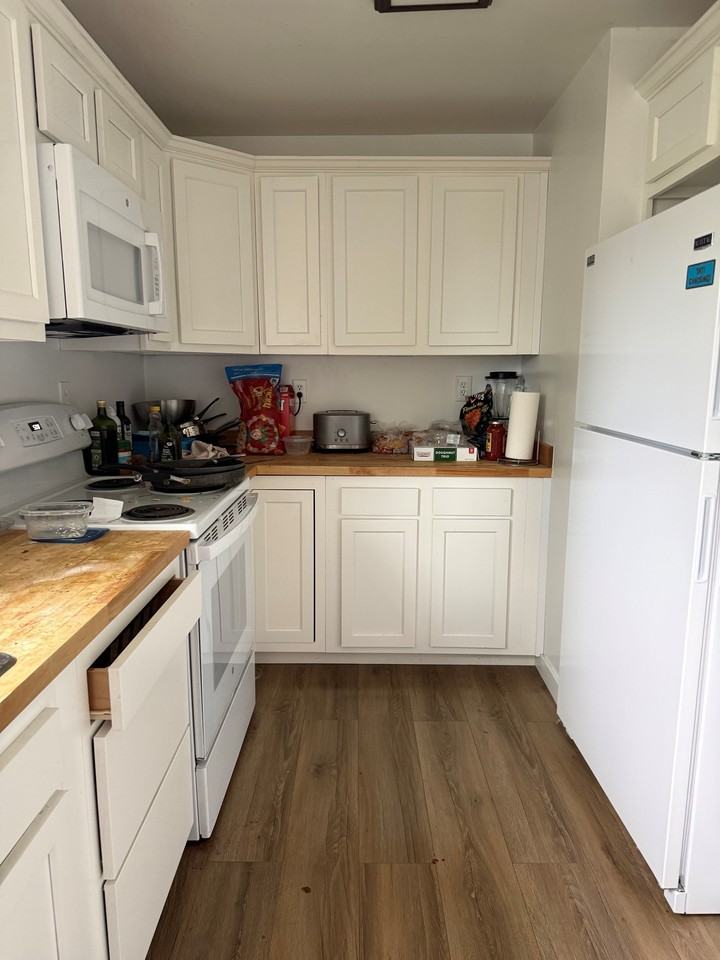 880 30th St - Photo 2 of 8