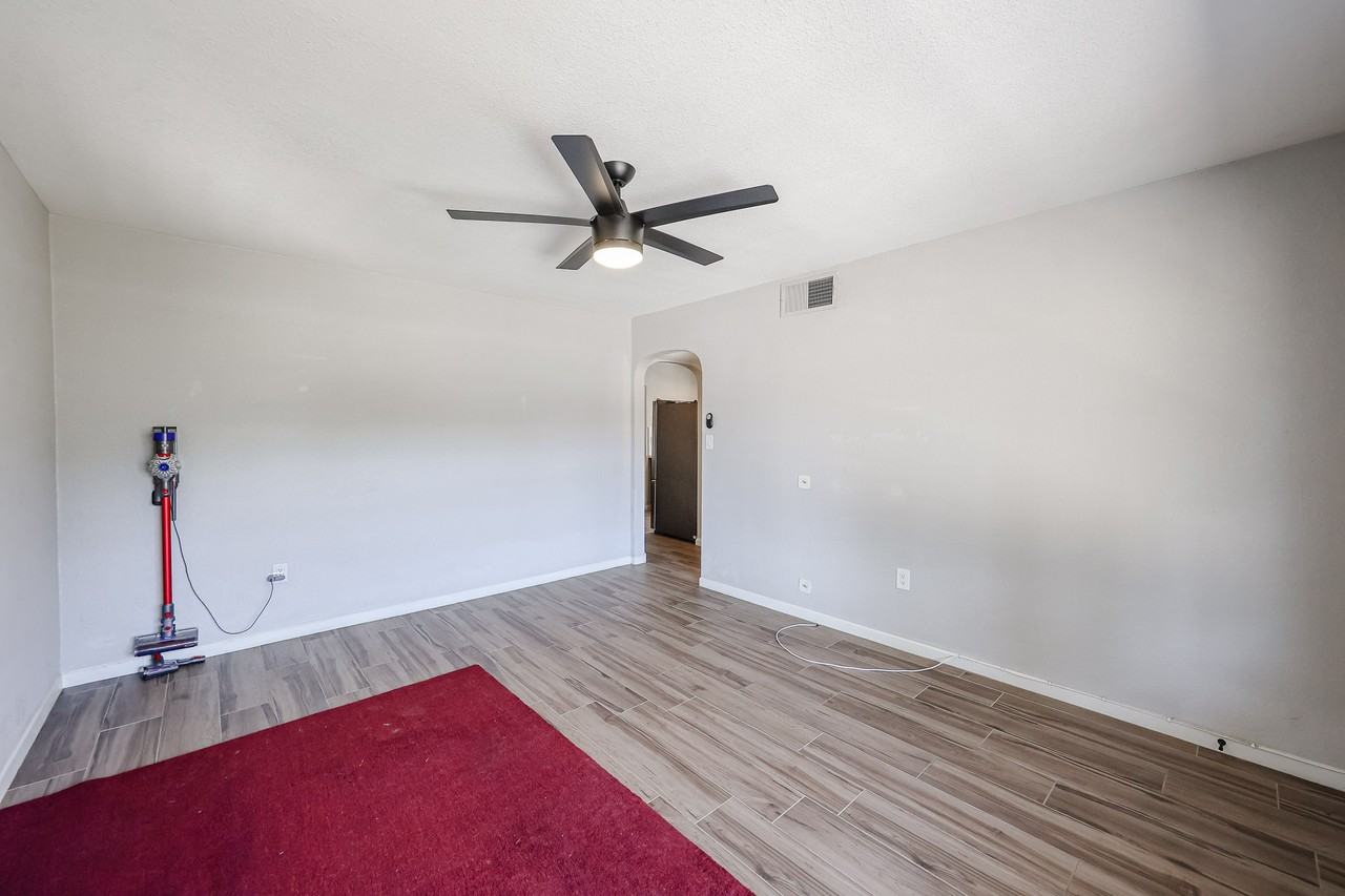 708 E 2nd St - Photo 2 of 33