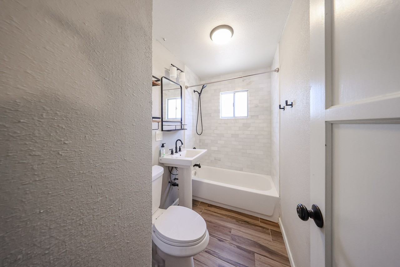708 E 2nd St - Photo 5 of 33