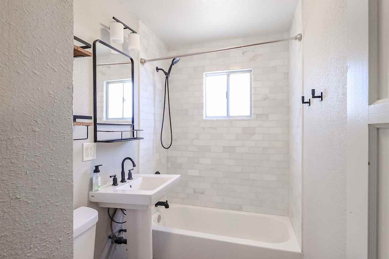 708 E 2nd St - Photo 6 of 33
