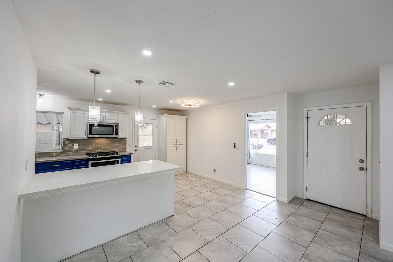 3837 W Acapulco Ln - Photo 5 of 31