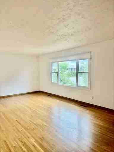 11427 44a Ave Nw - Photo 3 of 14