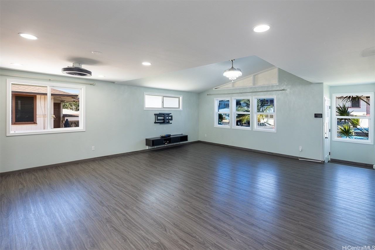 925 Pilialo St - Photo 2 of 20