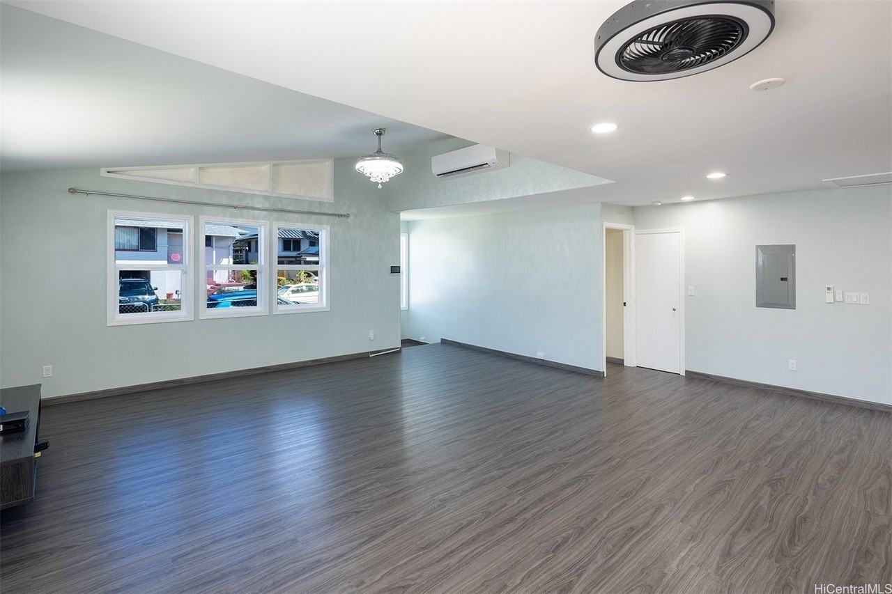 925 Pilialo St - Photo 3 of 20