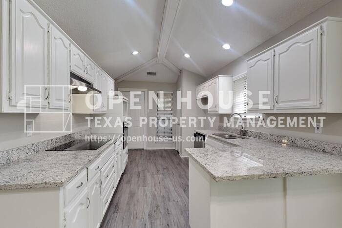 1914 Oakbluff Dr - Photo 7 of 21