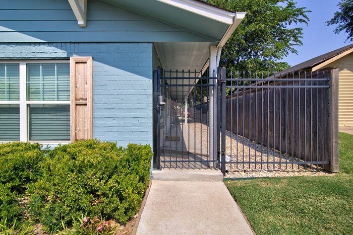 2639 E 10th St #04 - Photo 2 of 23