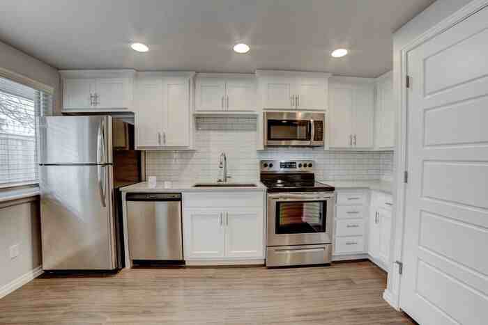2639 E 10th St #04 - Photo 4 of 23