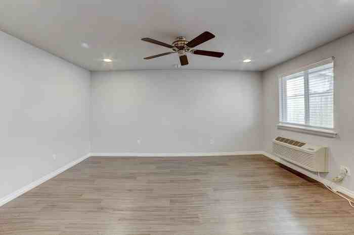 2639 E 10th St #04 - Photo 7 of 23