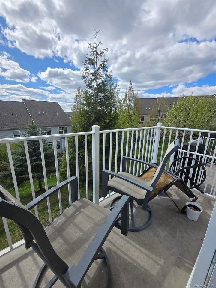 913 Hawthorn Way - Photo 2 of 19