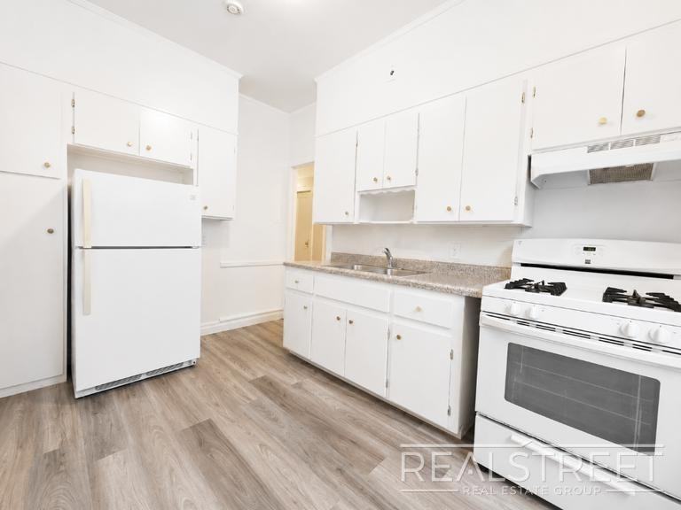 693 E New York Ave #2R - Photo 3 of 9