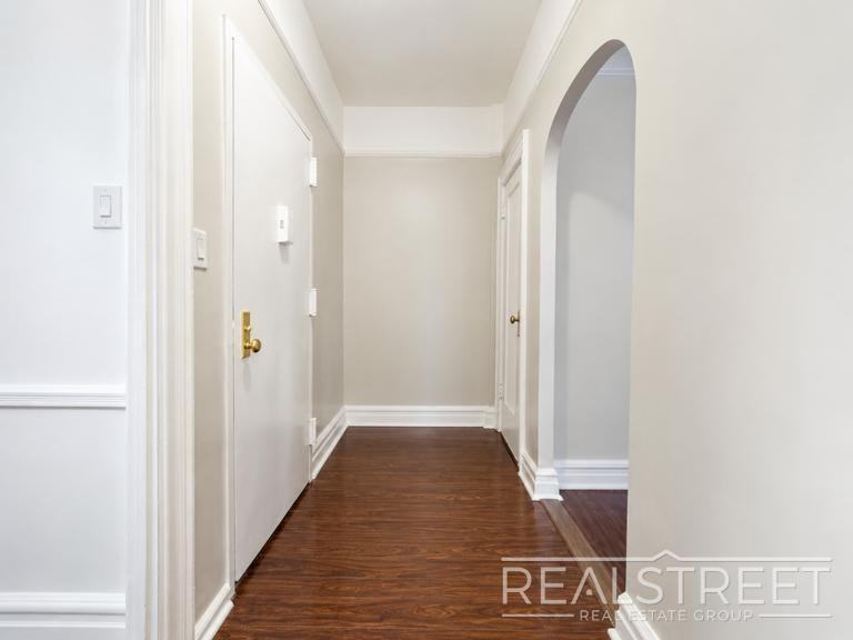 693 E New York Ave #2R - Photo 4 of 9