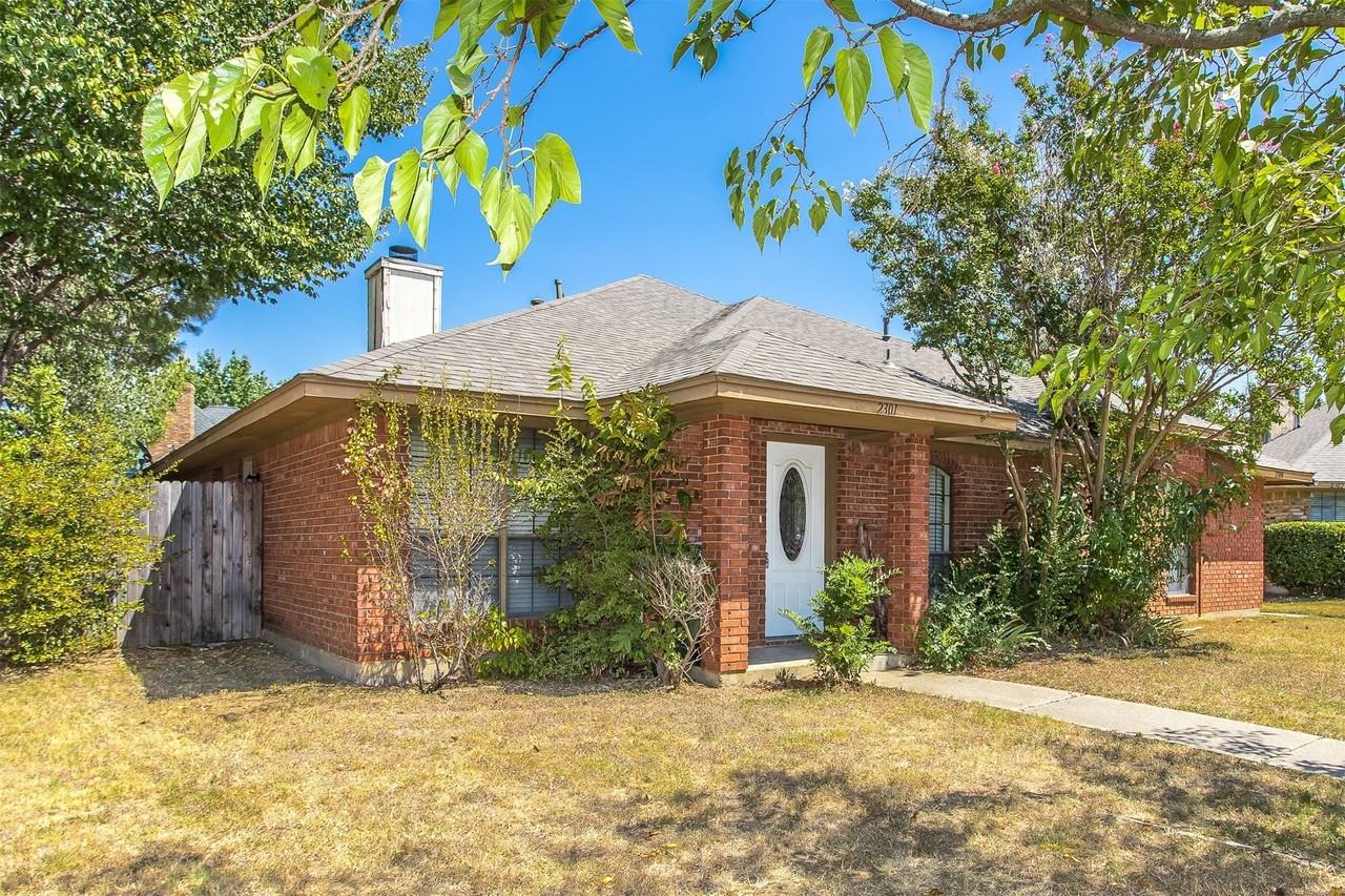 2301 Kingsford Ct - Photo 2 of 24