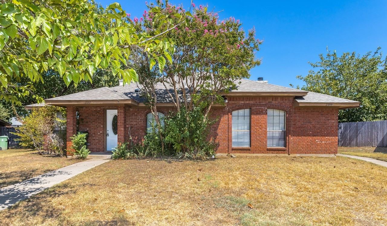 2301 Kingsford Ct - Photo 3 of 24